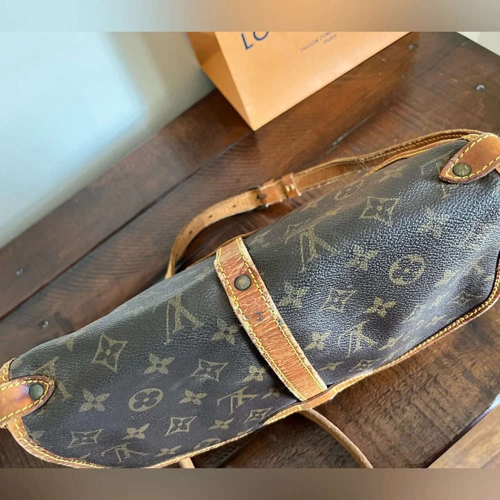 Louis Vuitton Saumur 30 in Monogram - Picture 14 of 15